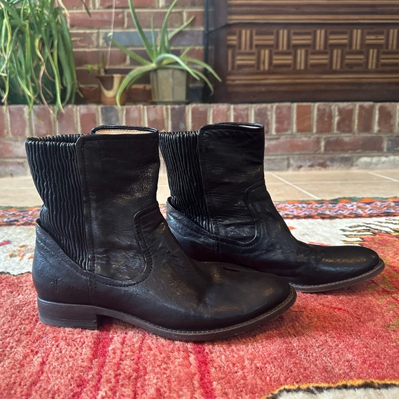 Frye Melissa Scrunch Short Boots. Black leather. Women's Size 7.5 - Picture 1 of 5